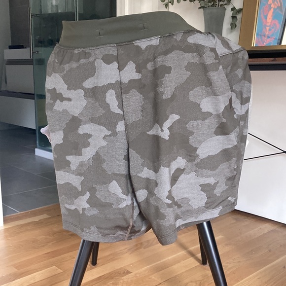 Lululemon men’s T.H.E linerless short 9” - Picture 7 of 11